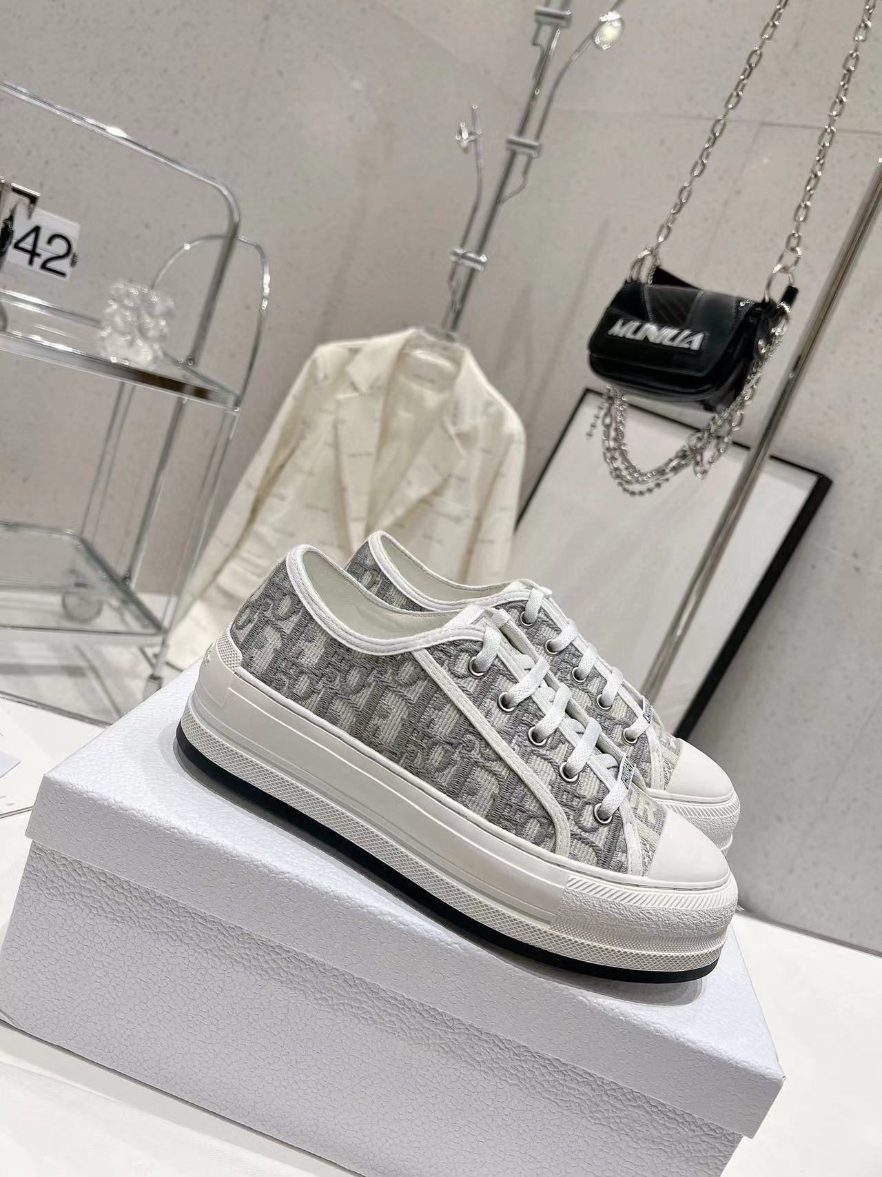 26-year-old d’s embroiderthick sole height-increasing canvas shoes trendy presbyopialettertie backeasiest for matchfashion sports sneakers for women