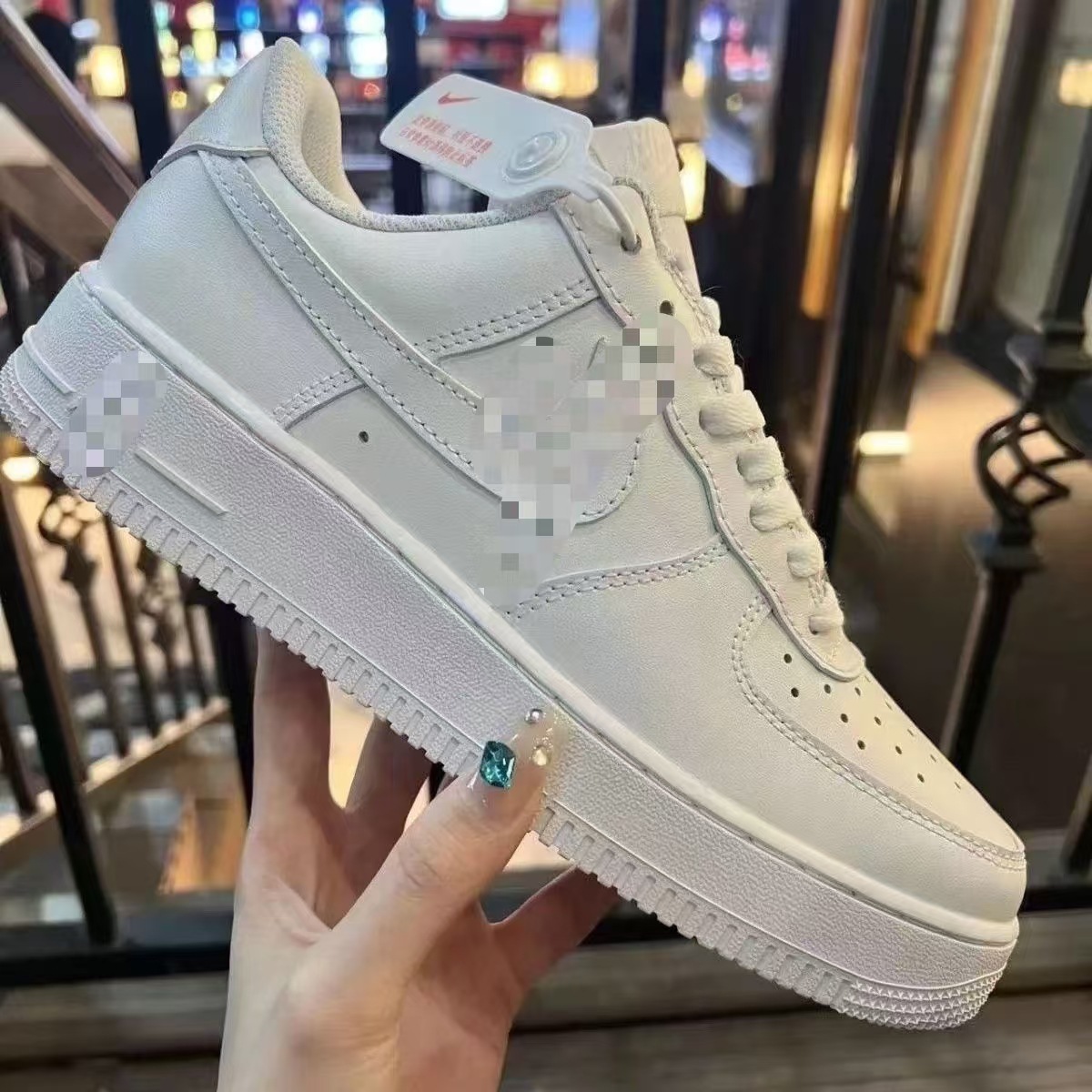 Versatile casual sneakers for men and women – pure white, trendy low-top white shoes for all seasons