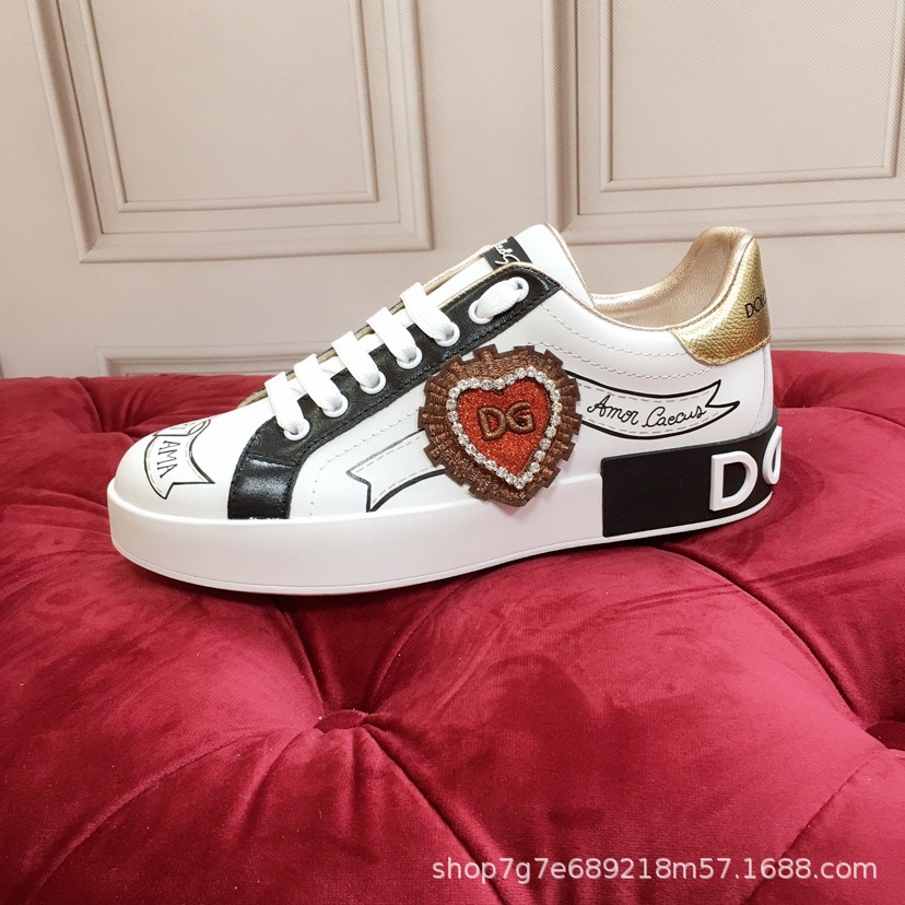 European station graffiti heart white sneakers women’s casual flats fashionable versatile breathable lace-up skate shoes versatile casual