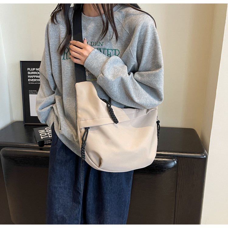 This year’s trendy oxford cloth crossbody bag for women, a new 2024 casual shoulder bag, perfect for students to carry to class – a versatile dumpling bag
